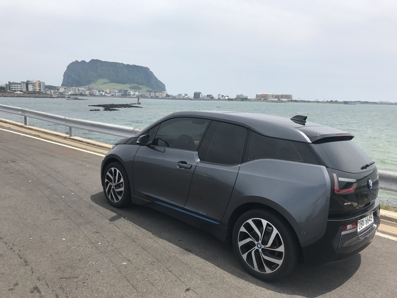 제주도 성산일출봉 근처에 정차 중인 전기차. 최충일 기자