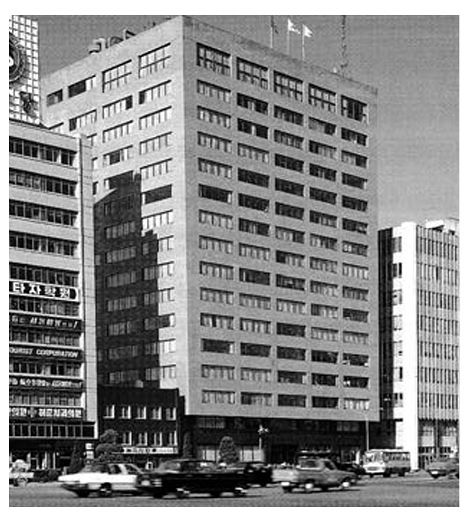 1976~83년 현대건설 본사 건물로 사용된 광화문 사옥. 현재 현대해상이 자리해 있다. 사진 현대건설 