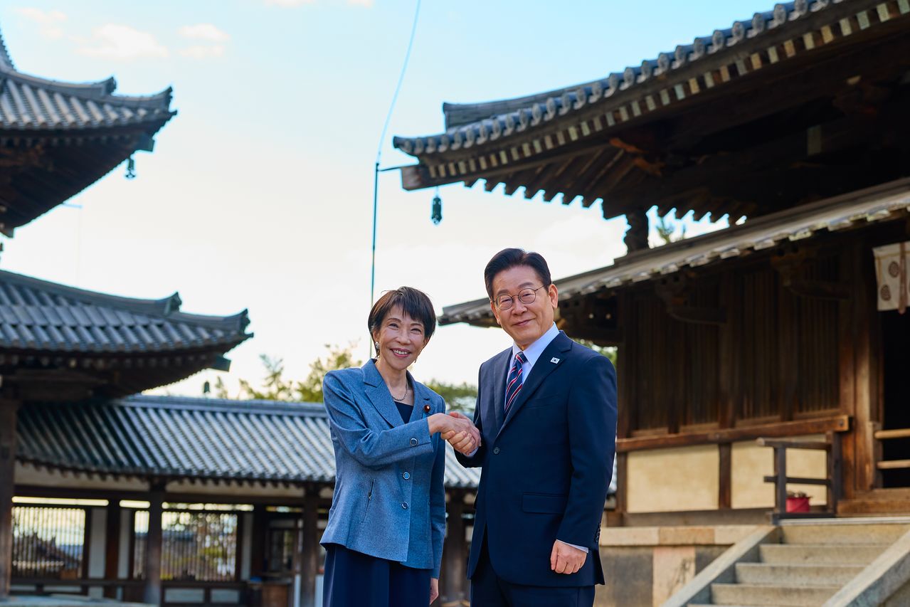 이재명 대통령과 다카이치 사나에 일본 총리가 14일 일본 나라현 호류지를 방문해 기념촬영을 하고 있다. 공동취재