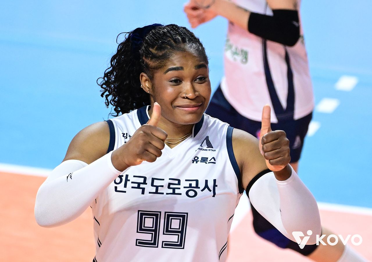도로공사가 13일 인천 삼산체육관에서 열린 흥국생명과 경기에서 승리해 정규리그 우승을 확정지었다. 미소짓는 도로공사 모마. 사진 한국배구연맹 