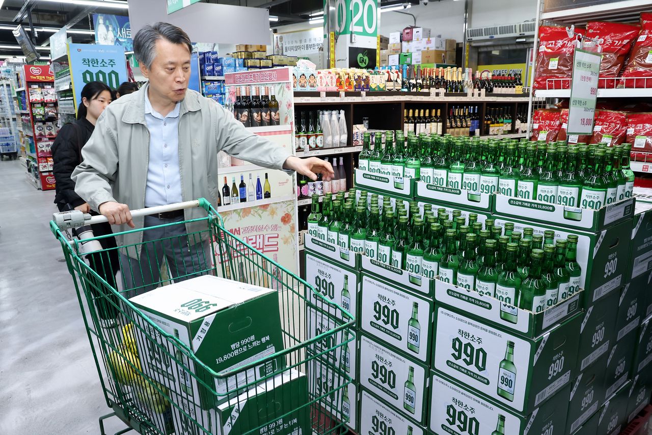 서울 송파구 가락몰 다농마트에서 열린 선양소주 ‘착한소주 990’ 전국 출시 행사에 제품들이 진열되어 있다. ‘착한소주 990’은 조웅래 회장이 직접 광고 모델로 참여해 마케팅 비용을 절감하고, 이를 가격 인하에 반영해 출시된 동네 슈퍼 전용 상품이다. 용량은 360mL, 알코올 도수 16도이며 소비자 가격은 병당 990원, 한 박스(20병) 기준 1만9800원이다. 뉴스1