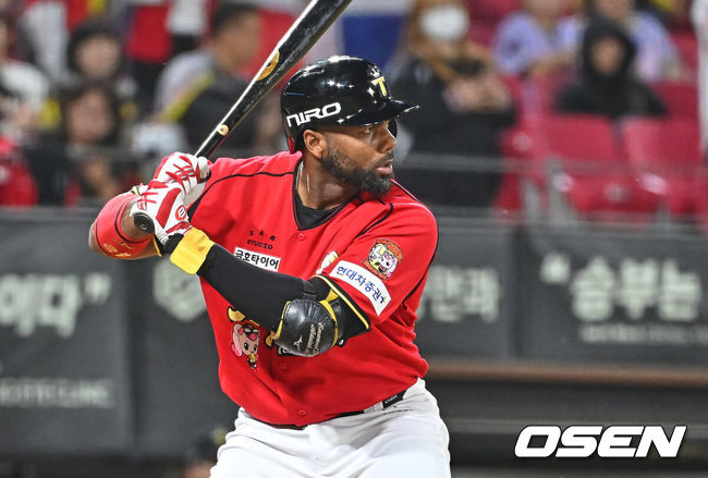[OSEN=광주, 이석우 기자] 6일 광주-기아 챔피언스필드에서 2026 신한 SOL KBO 리그 KIA 타이거즈와 한화 이글스의 경기가 열렸다. 홈팀 KIA는 올러가, 방문팀 한화는 류현진이 선발 출전했다.KIA 타이거즈 아데를린이 힘찬 타격을 하고 있다. 2026.05.06 / foto0307@osen.co.kr
