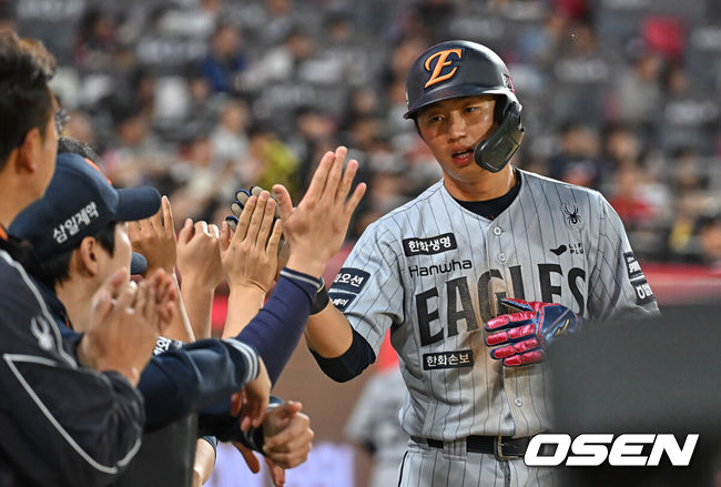 [OSEN=광주, 이석우 기자] 6일 광주-기아 챔피언스필드에서 2026 신한 SOL KBO 리그 KIA 타이거즈와 한화 이글스의 경기가 열렸다. 홈팀 KIA는 올러가, 방문팀 한화는 류현진이 선발 출전했다.한화 이글스 이원석이 4회초 2사 1,3루 황영묵의 좌중간 1타점 안타때 득점을 올리고 하이파이브를 하고 있다. 2026.05.06 / foto0307@osen.co.kr