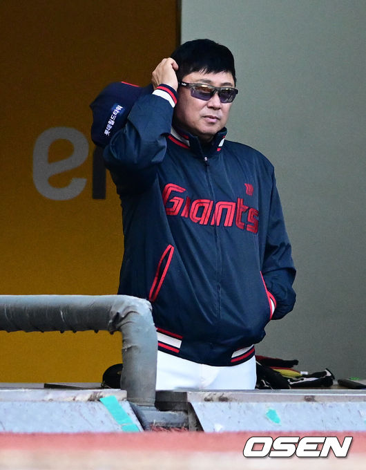 [OSEN=인천, 조은정 기자]1일 오후 인천 문학동 SSG랜더스필드에서 ‘2026 신한 SOL BANK KBO리그’ SSG 랜더스와 롯데 자이언츠의 경기가 진행됐다.이날 SSG는 타케다를, NC는 박세웅을 선발투수로 내세웠다.롯데 김태형 감독이 경기를 지켜보고 있다. 2026.05.01 /cej@osen.co.kr