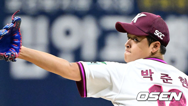 [OSEN=고척, 지형준 기자] 10일 서울 고척 스카이돔에서 2026 신한 SOL KBO리그 키움 히어로즈와 KT 위즈의 경기가 열렸다.키움은 전체 1순위 신인 박준현, KT는 배제성이 선발로 나섰다.1회초 키움 박준현이 역투하고 있다. 2026.05.10/ jpnews@osen.co.kr