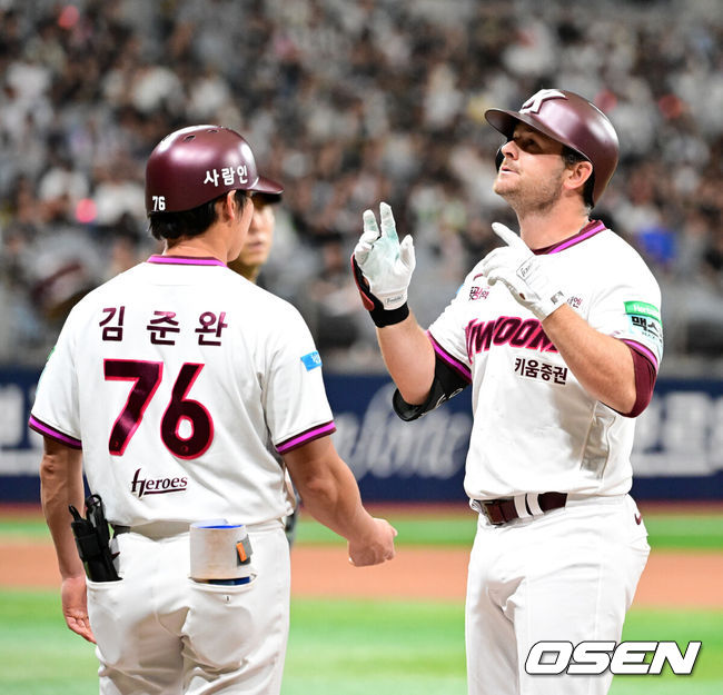 [OSEN=고척, 지형준 기자] 10일 서울 고척 스카이돔에서 2026 신한 SOL KBO리그 키움 히어로즈와 KT 위즈의 경기가 열렸다.키움은 전체 1순위 신인 박준현, KT는 배제성이 선발로 나섰다.6회말 2사 1,2루에서 키움 브룩스가 동점 1타점 우전 적시타를 날리며 기뻐하고 있다. 2026.05.10/ jpnews@osen.co.kr
