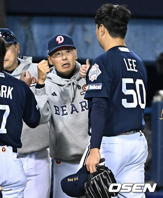 두산 베어스 김원형 감독과 이영하. /OSEN DB