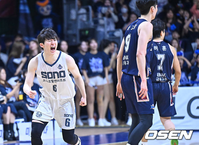 [OSEN=부산, 이석우 기자] 10일 부산 사직체육관에서 2025-26 LG전자 프로농구 부산 KCC와 고양 소노의 챔피언결정전 4차전 경기가 열렸다.파죽의 3연승을 달린 KCC는 2년 만의 우승컵 탈환에 1승만 남겼다.고양 소노 이정현이 3점슛을 성공시키고 포효하고 있다. 2026.05.10 / foto0307@osen.co.kr