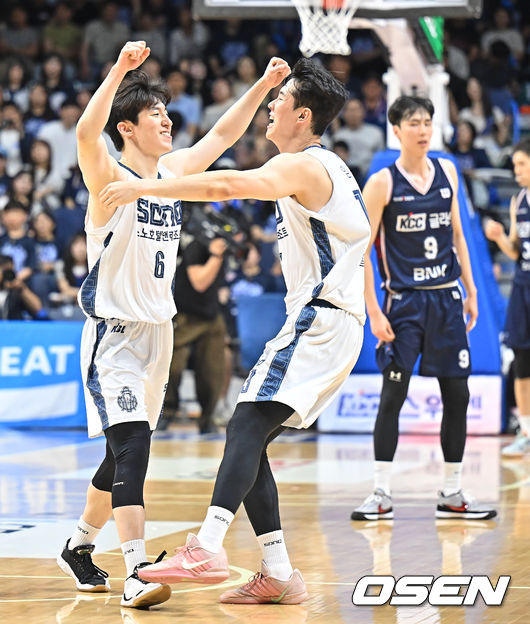 [OSEN=부산, 이석우 기자] 10일 부산 사직체육관에서 2025-26 LG전자 프로농구 부산 KCC와 고양 소노의 챔피언결정전 4차전 경기가 열렸다.파죽의 3연승을 달린 KCC는 2년 만의 우승컵 탈환에 1승만 남겼다.고양 소노 이정현이 부산 KCC에 81-80으로 승리한 후 임동섭과 기뻐하고 있다. 2026.05.10 / foto0307@osen.co.kr