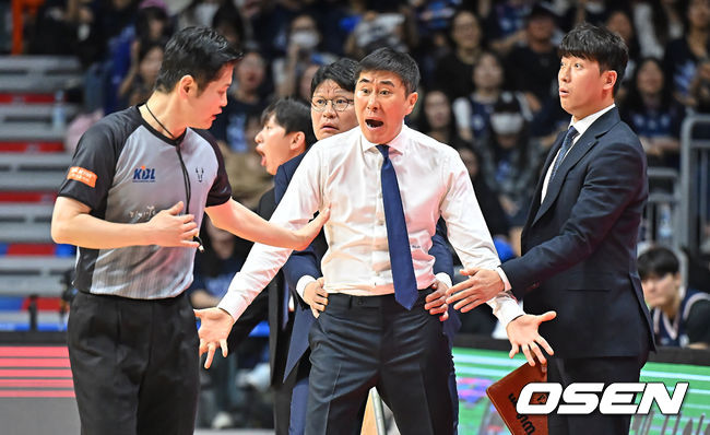 [OSEN=부산, 이석우 기자] 10일 부산 사직체육관에서 2025-26 LG전자 프로농구 부산 KCC와 고양 소노의 챔피언결정전 4차전 경기가 열렸다.파죽의 3연승을 달린 KCC는 2년 만의 우승컵 탈환에 1승만 남겼다.부산 KCC 이상민 감독이 심판에게 항의하고 있다. 2026.05.10 / foto0307@osen.co.kr