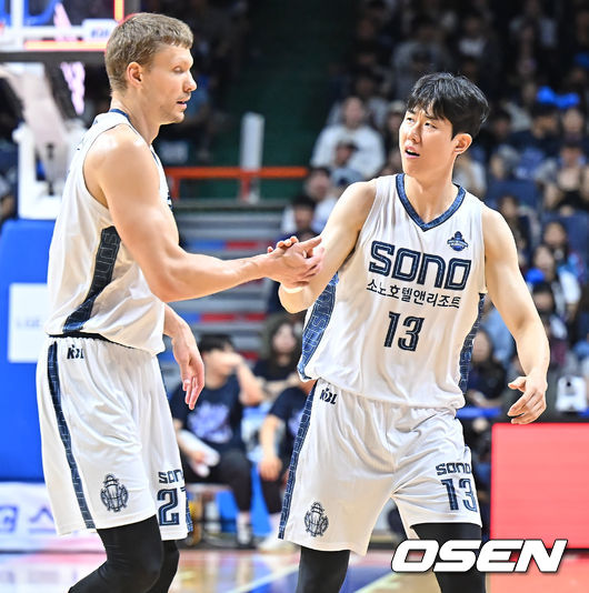 [OSEN=부산, 이석우 기자] 10일 부산 사직체육관에서 2025-26 LG전자 프로농구 부산 KCC와 고양 소노의 챔피언결정전 4차전 경기가 열렸다.파죽의 3연승을 달린 KCC는 2년 만의 우승컵 탈환에 1승만 남겼다.고양 소노 이기디우스 모츠카비추스가 골을 성공시키고 임동섭의 축하를 받고 있다. 2026.05.10 / foto0307@osen.co.kr
