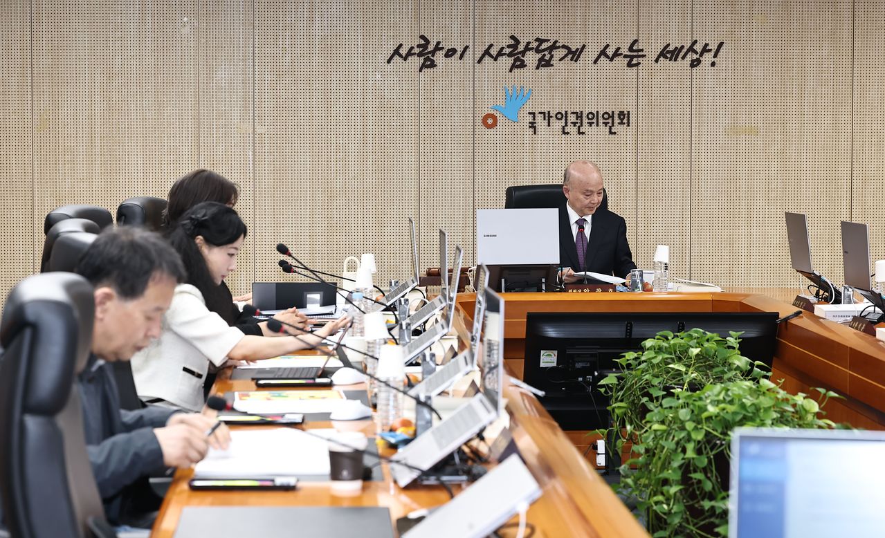 안창호 국가인권위원장이 지난달 13일 서울 중구 국가인권위원회에서 우크라이나 북한군 포로의 생명·신체 및 정신건강 보호와 대한민국 입국을 위한 인도적 조치 권고의 건 등을 공개 심의하는 제7차 전원위원회를 주재하고 있다.연합뉴스