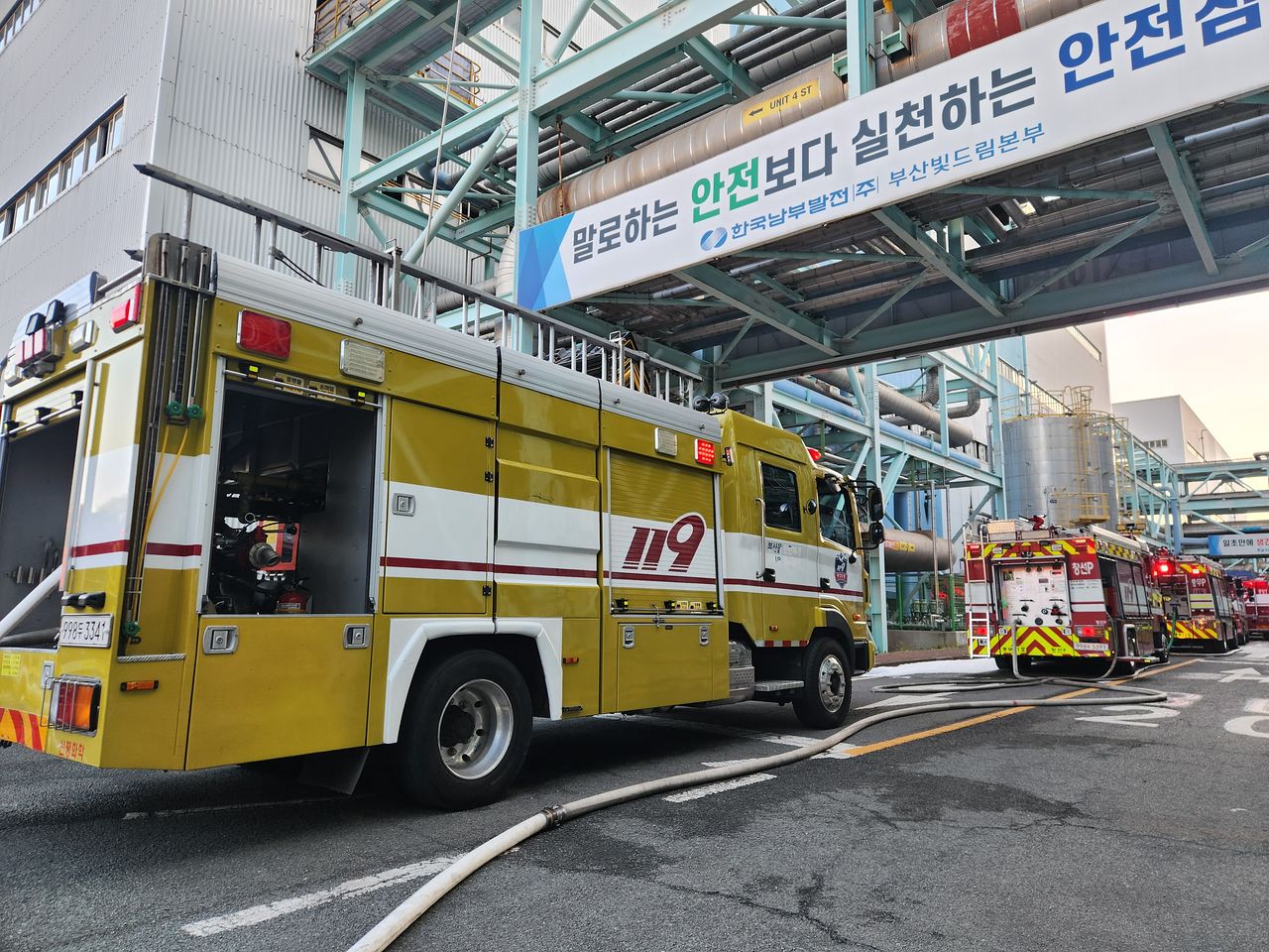 10일 오후 부산시 사하구 감천동 부산천연가스발전본부 건물에서 불이 나 소방 당국이 진화 중이다. 사진 부산소방재난본부