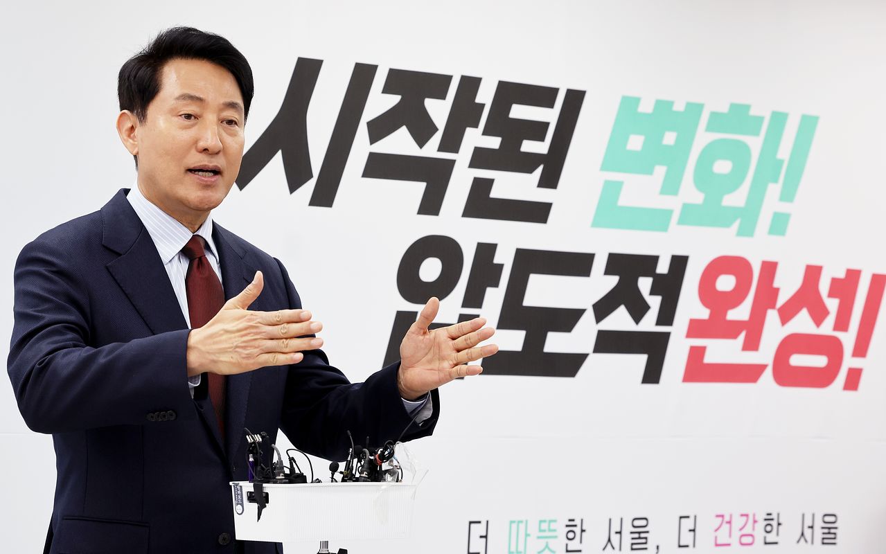 10일 오전 서울 종로구 선거사무소에서 진행된 ‘서울 교통 대전환’ 공약 발표 기자회견에서 오세훈 국민의힘 서울시장 후보가 교통분야 공약을 설명하고 있다. 뉴스1