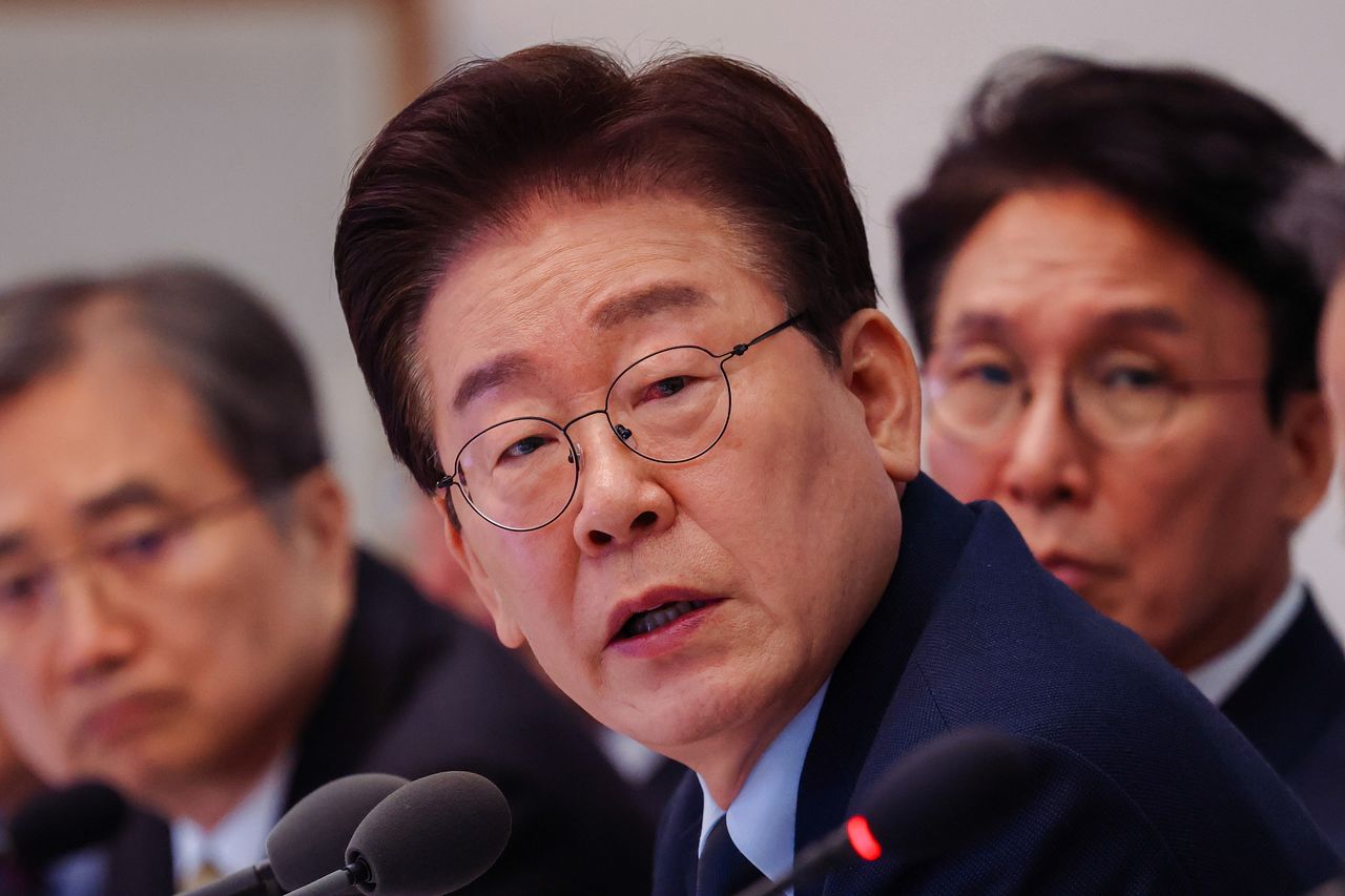 이재명 대통령이 6일 청와대에서 열린 국무회의 겸 비상경제점검회의에서 "금융기관의 공공성이 취약하다"는 취지로 지적한 이후 금융당국이 '포용금융 추진단'을 출범하고 서민금융 시스템 개선에 나서기로 했다. 청와대사진기자단