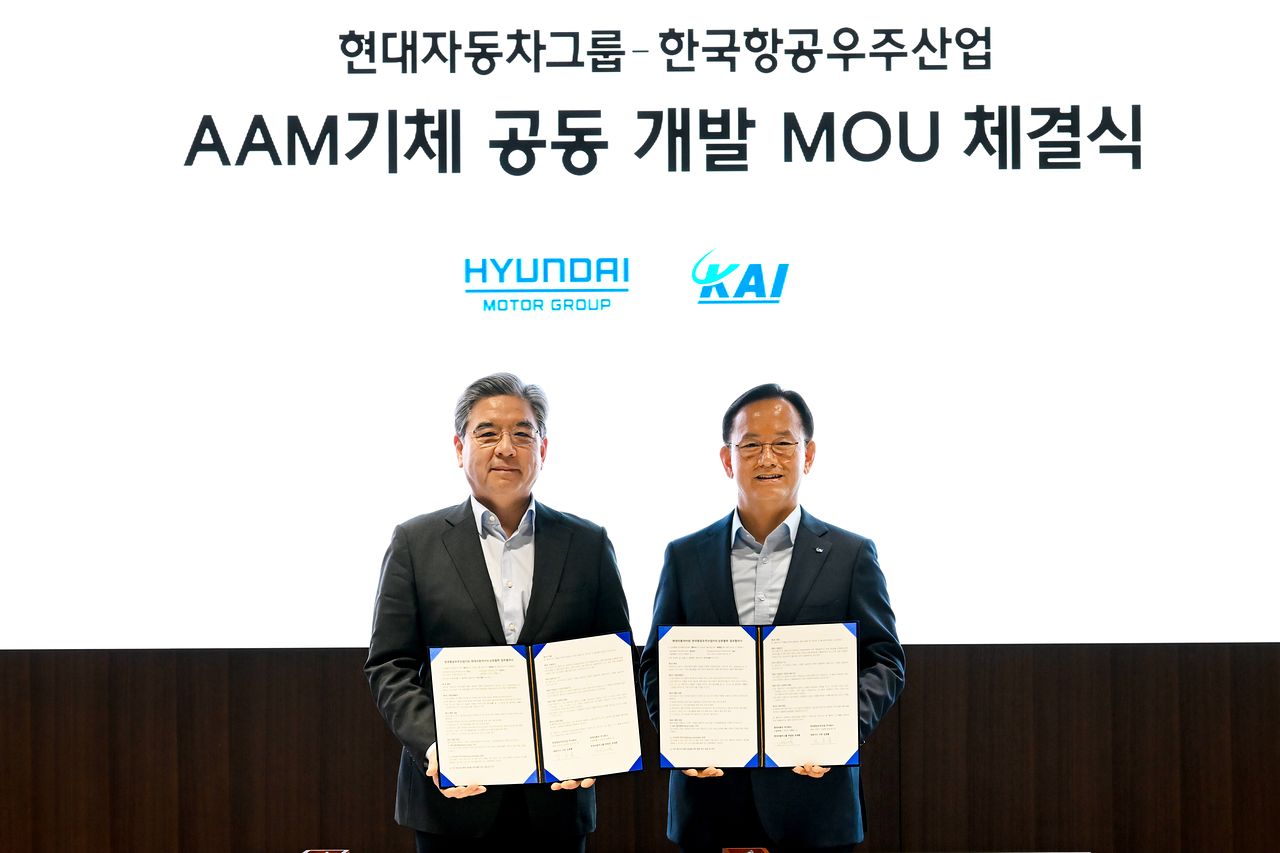 현대차그룹과 한국항공우주산업(KAI)은 지난 8일 서울 서초구 본사에서 '항공용 전동화 파워트레인을 기반으로 하는 미래 항공 모빌리티 기체 공동 개발을 위한 업무협약'을 체결했다고 10일 밝혔다. 장재훈 현대차그룹 부회장(왼쪽), 김종출 KAI 사장이 기념 촬영하고 있다. 사진 현대차그룹