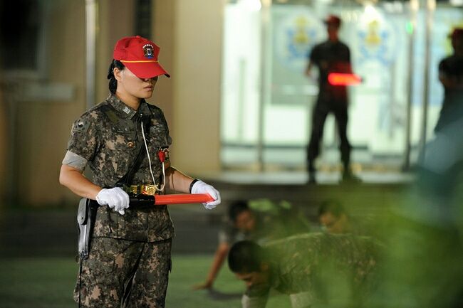황지현 주임원사가 2016년 교관 시절 부사관 후보생들의 야간 비상훈련을 지도하고 있다. 당시 '얼음교관'이라는 별명을 얻었다. 사진 해군작전사령부 