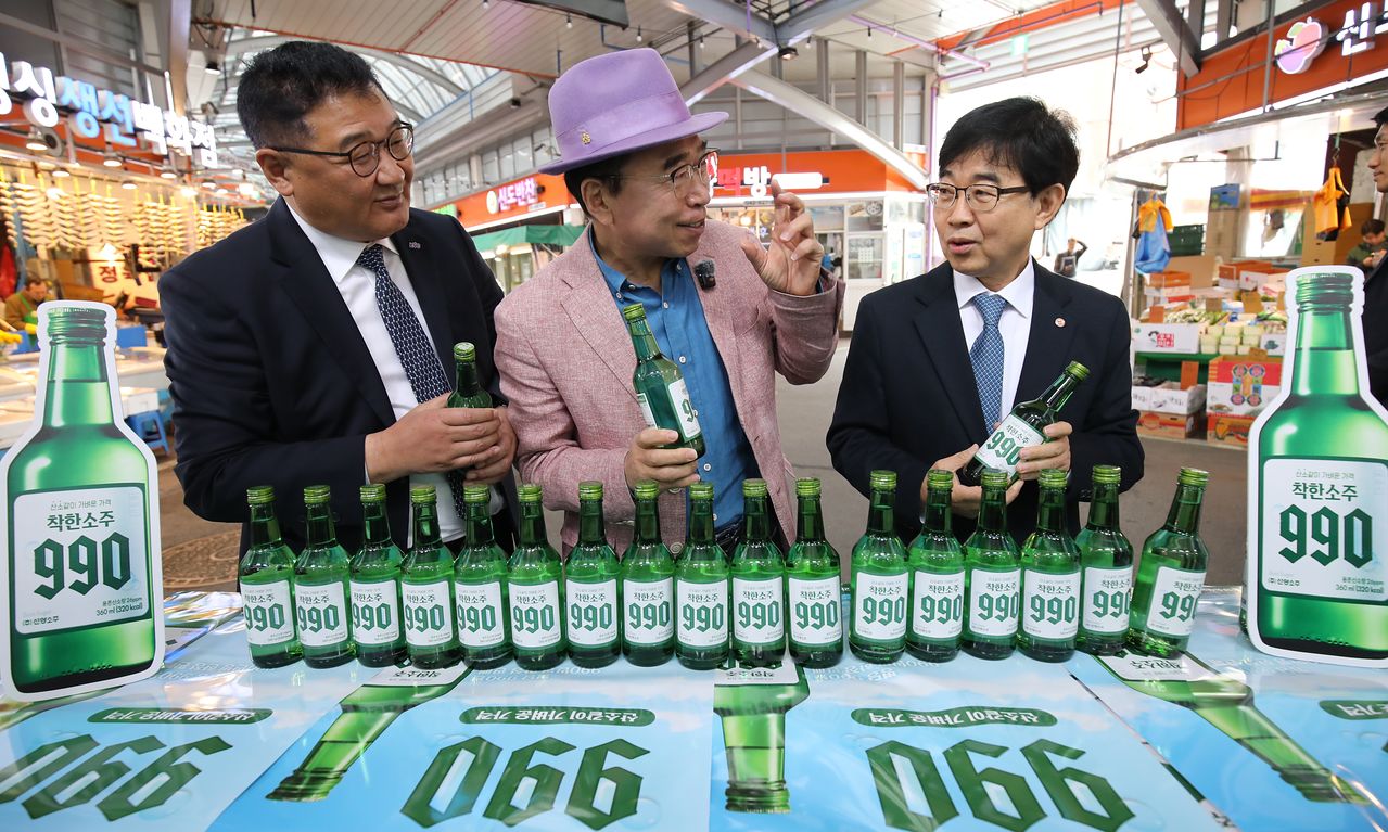 대전 동구 신도꼼지락시장 내 후생사에서 선양소주가 진행한 ‘착한소주 990’ 출시 행사에서 조웅래 선양소주 회장, 인태연 소상공인시장진흥공단 이사장, 김재면 한국수퍼체인유통사업협동조합 이사장이 제품에 대해 대화하고 있다. 선양소주는 소상공인시장진흥공단, 한국수퍼체인유통사업협동조합과 함께 동네슈퍼 한정으로 ‘착한소주 990’을 990만병 공급해 소비자가 990원에 판매한다. 뉴스1