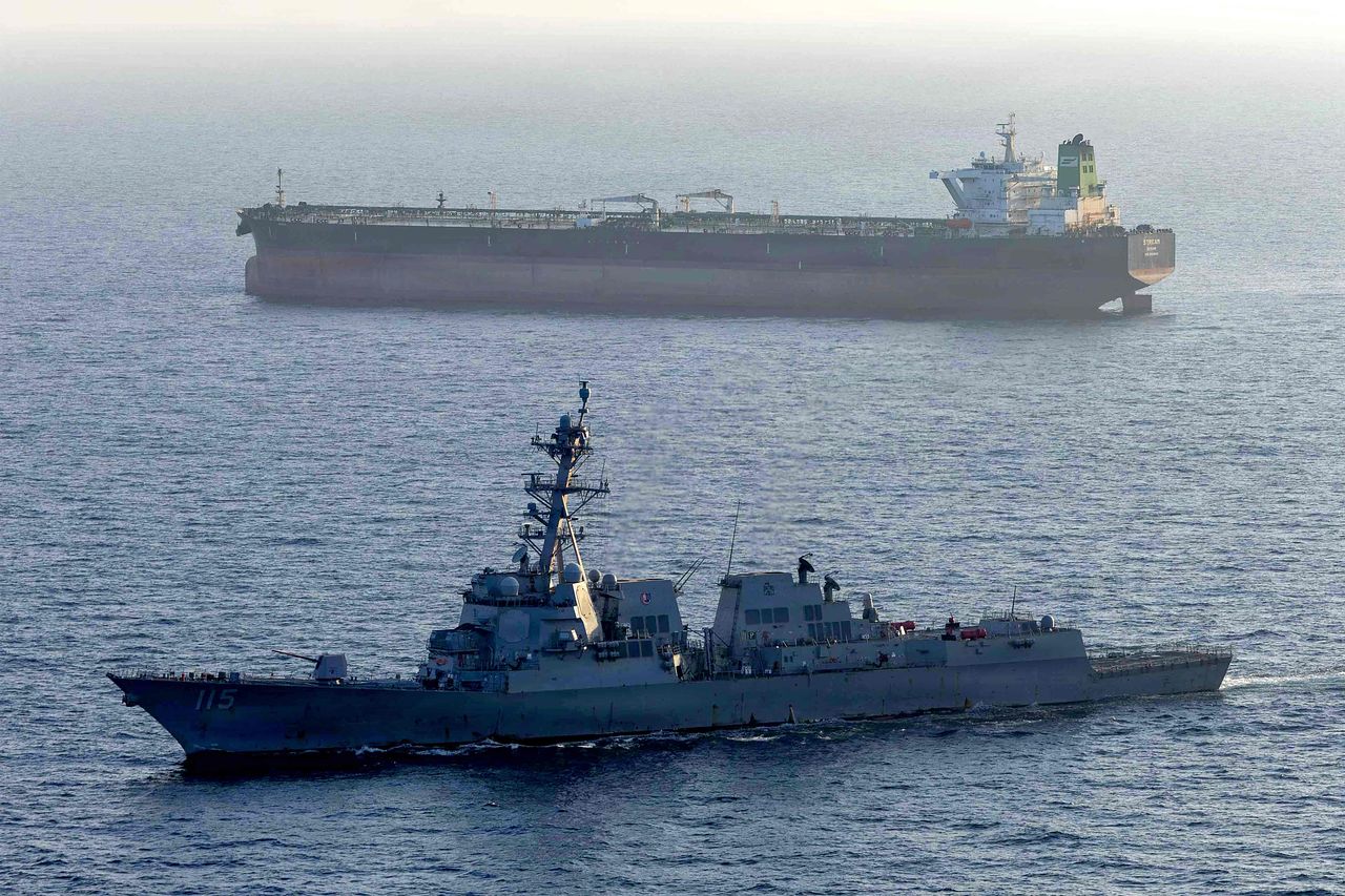 지난 7일 미 중부사령부가 공개한 사진 속에 알리 버크급 유도 미사일 구축함 USS 라파엘 페랄타(DDG 115)가 해상 봉쇄 작전을 수행하는 모습이 담겨있다. 2AFP=연합뉴스