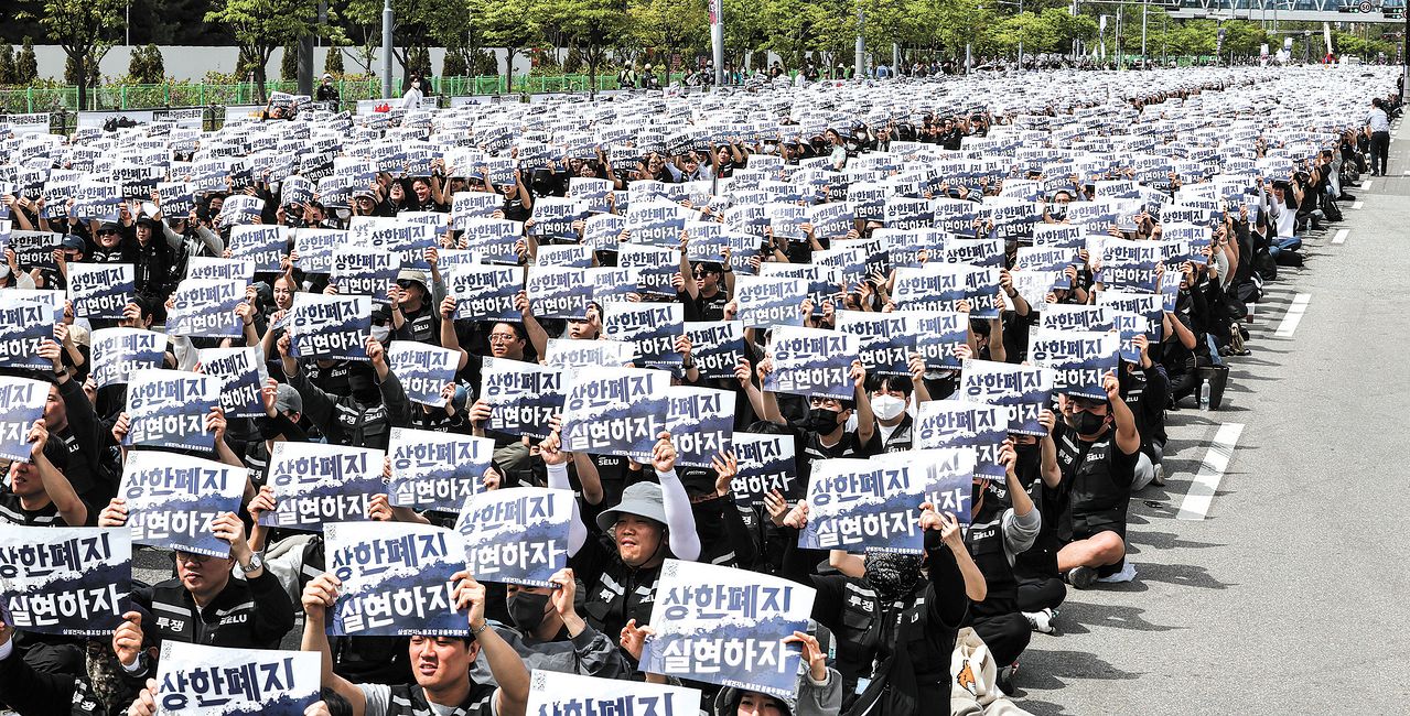 삼성전자노동조합 공동투쟁본부 조합원들이 지난달 23일 경기 평택사업장 일대에서 대규모 결의대회를 진행하고 있다. 김경록 기자