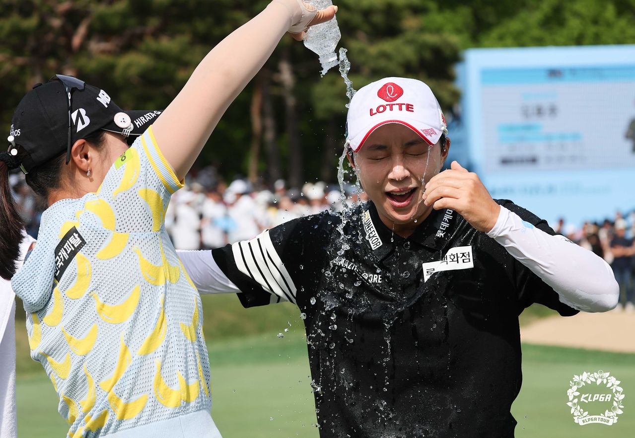 NH투자증권 레이디스 챔피언십 우승 후 세리머니 하는 김효주(오른쪽). 10일 열린 최종라운드에서 9언더파 합계 207타로 박현경을 1타 차로 제치고 KLPGA 통산 15승을 거뒀다. [연합뉴스]