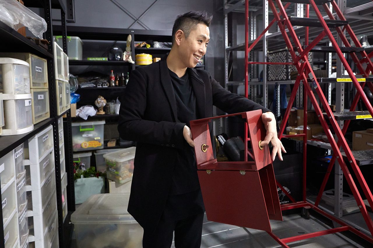박스 안에 곰인형을 넣은 다음 곰인형이 사라지는 마술의 비밀도 공개했다.