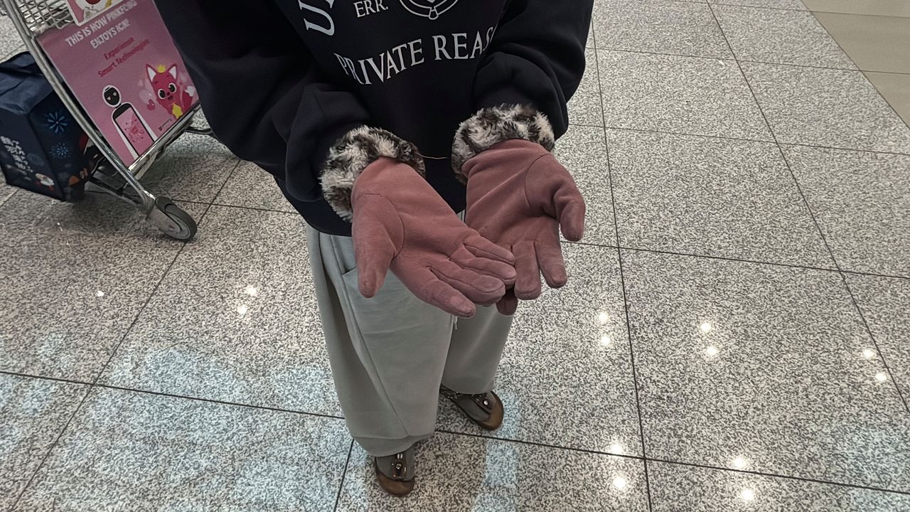 추위를 이기지 못해 털장갑을 착용한 공항 난민. 곽주영 기자