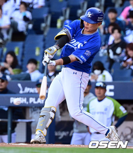[OSEN=창원, 조은정 기자]10일 창원NC파크에서 2026 신한 SOL KBO 리그 NC 다이노스와 삼성 라이온즈의 경기가 열렸다. 9회초 무사 만루에서 삼성 류지혁이 2타점 적시타를 날리고 있다. 2026.05.10 /cej@osen.co.kr
