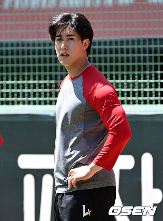 [OSEN=인천, 이대선 기자] 5일 인천 SSG랜더스필드에서 2026 신한 SOL KBO리그 SSG 랜더스와 NC 다이노스의 경기가 열렸다.이날 SSG은 최민준, 두산 NC는 신영우를 선발로 내세웠다.미치 화이트의 부상 대체 선수로 영입한 일본 독립리그 좌완 투수 히라모토 긴지로가 훈련을 하고 있다. 2026.05.05 /sunday@osen.co.kr