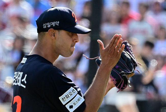 [OSEN=부산, 지형준 기자] 19일 부산 사직야구장에서 2026 신한 SOL KBO리그 롯데 자이언츠와 한화 이글스의 경기가 열렸다.롯데는 박세웅, 한화는 에르난데스가 선발로 나섰다.6회말 1사 1루에서 한화 에르난데스가 롯데 한동희를 병살 처리하며 기뻐하고 있다. 2026.04.19/ jpnews@osen.co.kr