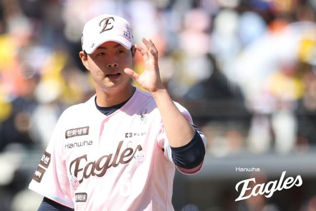 한화 이글스 투수 박준영(68번)은 10일 LG 트윈스와 경기에 선발 등판해 5이닝 무실점으로 승리 투수가 됐다. 육성선수 출신으로 KBO 최초 데뷔 첫 경기 선발승 기록을 세웠다. / 한화 이글스 제공