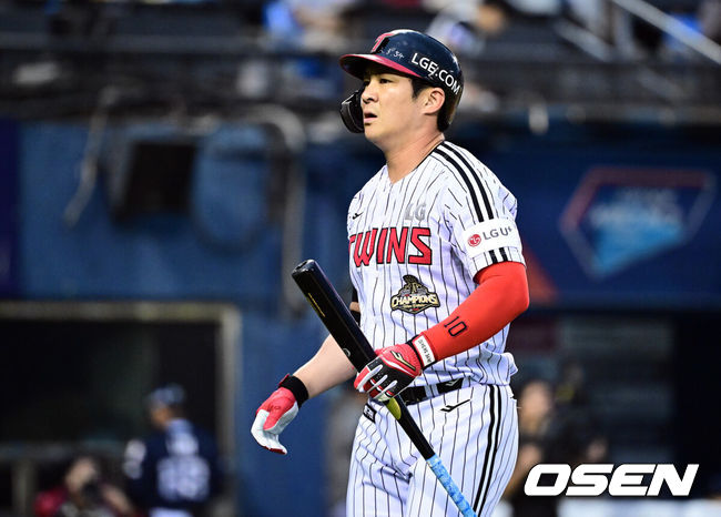 [OSEN=잠실, 조은정 기자]7일 서울 잠실야구장에서 ‘2026 신한 SOL KBO리그’ LG 트윈스와 두산 베어스의 경기가 열렸다.홈팀 LG는 톨허스트, 방문팀 두산은 최민석을 선발로 내세웠다. LG 오지환이 1회말 2사 3루에서 헛스윙 삼진으로 물러나고 있다. 2026.05.07 /cej@osen.co.kr