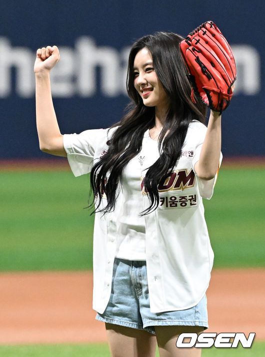 [OSEN=고척, 이대선 기자] 28일 오후 서울 고척스카이돔에서 ‘2024 신한 SOL Bank KBO리그’ 키움 히어로즈와 삼성 라이온즈의 경기가 열렸다.키움은 이종민, 삼성은 이승민을 선발로 내세웠다.경기에 앞서 그룹 케플러 다연이 시구를 마치고 미소짓고 있다. 2024.08.28 /sunday@osen.co.kr