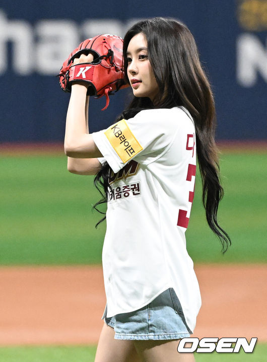 [OSEN=고척, 이대선 기자] 28일 오후 서울 고척스카이돔에서 ‘2024 신한 SOL Bank KBO리그’ 키움 히어로즈와 삼성 라이온즈의 경기가 열렸다.키움은 이종민, 삼성은 이승민을 선발로 내세웠다.경기에 앞서 그룹 케플러 다연이 시구를 하고 있다. 2024.08.28 /sunday@osen.co.kr