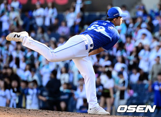 [OSEN=창원, 조은정 기자]프로야구 삼성 라이온즈가 7연승에 성공했다.삼성은 10일 창원NC파크에서 열린 NC 다이노스와 2026 신한 SOL KBO리그 원정 경기에서 11-1 완승을 거뒀다. 주말 3연전 첫 날이던 지난 8일 4-3 승, 전날 경기에서는 5-4 승리를 거둔 삼성은 창원 시리즈를 싹쓸이했다.9회말 삼성 정재훈이 역투하고 있다. 2026.05.10 /cej@osen.co.kr