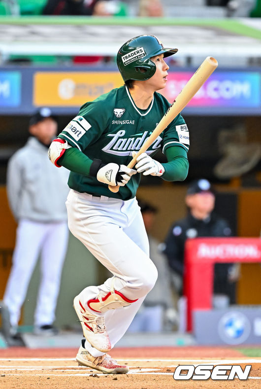 [OSEN=인천, 민경훈 기자] 24일 오후 인천 SSG랜더스필드에서 ‘2026 신한 SOL Bank KBO리그' SSG 랜더스와 KT 위즈의 경기가 진행됐다.이날 SSG는 김건우를, KT는 보쉴리를 선발투수로 내세웠다.1회말 SSG 선두타자 박성한이 우중간 2루타를 때리고 있다. 2026.04.24 / rumi@osen.co.kr