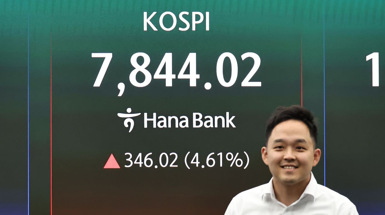  11일 서울 중구 하나은행 딜링룸 현황판에 코스피 등이 표시되고 있다. 연합뉴스