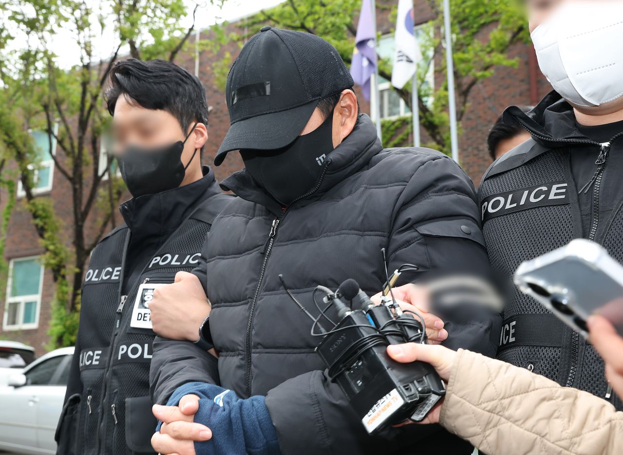 텔레그램 마약상 박왕열에게 마약을 공급한 혐의를 받는 최모 씨가 지난 3일 경기 수원시 장안구 경기남부경찰청 마약·국제범죄수사대에서 구속 전 피의자 심문(영장실질심사)을 받기 위해 나오고 있다. 뉴스1