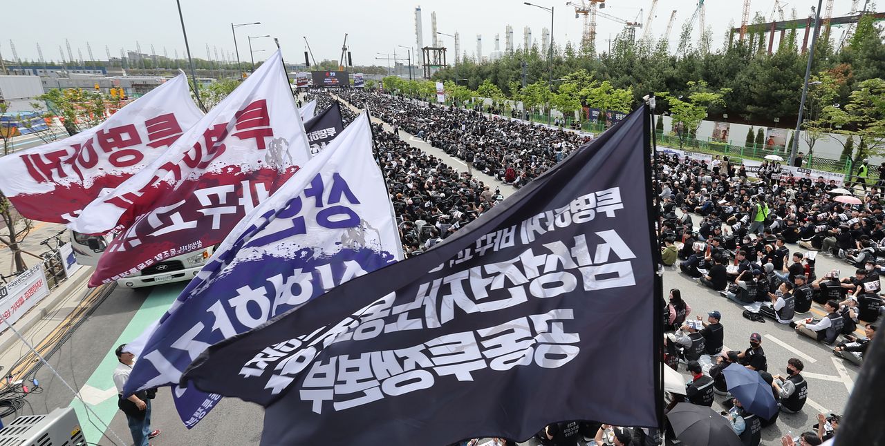 지난달 23일 경기 평택시 고덕동 삼성전자 평택캠퍼스에서 열린 삼성전자 노동조합 공동투쟁본부 '4·23 투쟁 결의대회'에서 조합원들이 구호를 외치고 있다. 뉴스1