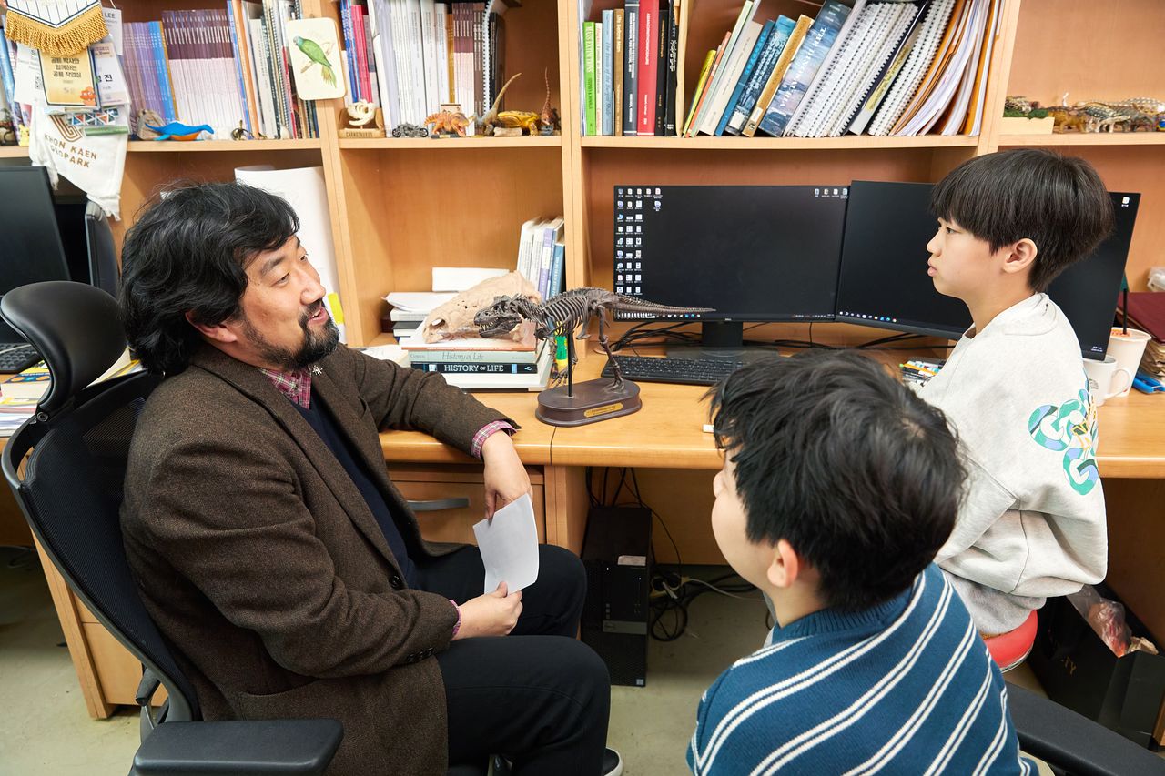 소중 학생기자단에게 공룡 화석을 통해 생활 방식, 크기 등 여러 정보를 추정할 수 있다고 설명하는 박진영(맨 왼쪽) 박사.