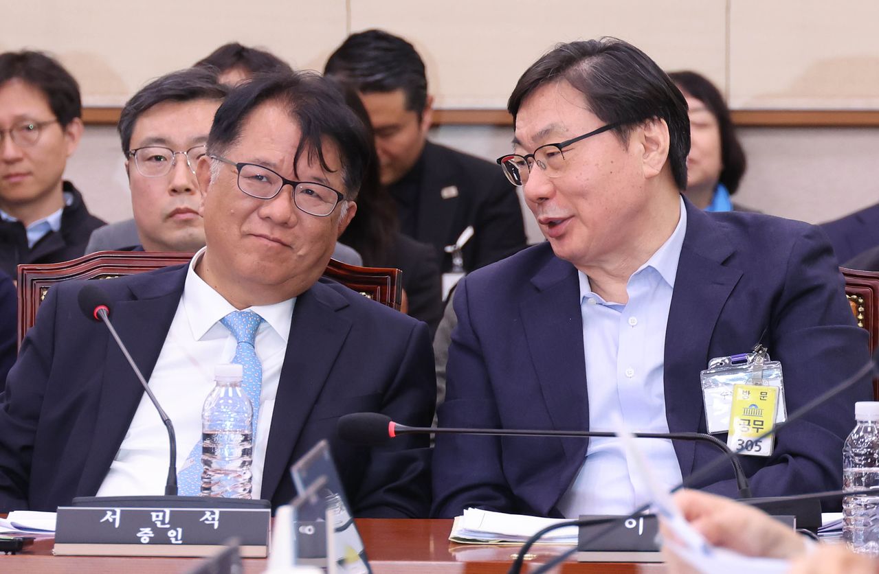이화영 전 경기도 평화부지사(오른쪽)와 서민석 변호사가 지난달 14일 국회 윤석열 정권 정치검찰 조작기소 의혹사건 진상규명 국정조사 특별위원회에서 열린 쌍방울 대북송금 조작기소 의혹 사건 청문회에서 증인으로 출석해 대화하고 있다. 임현동 기자