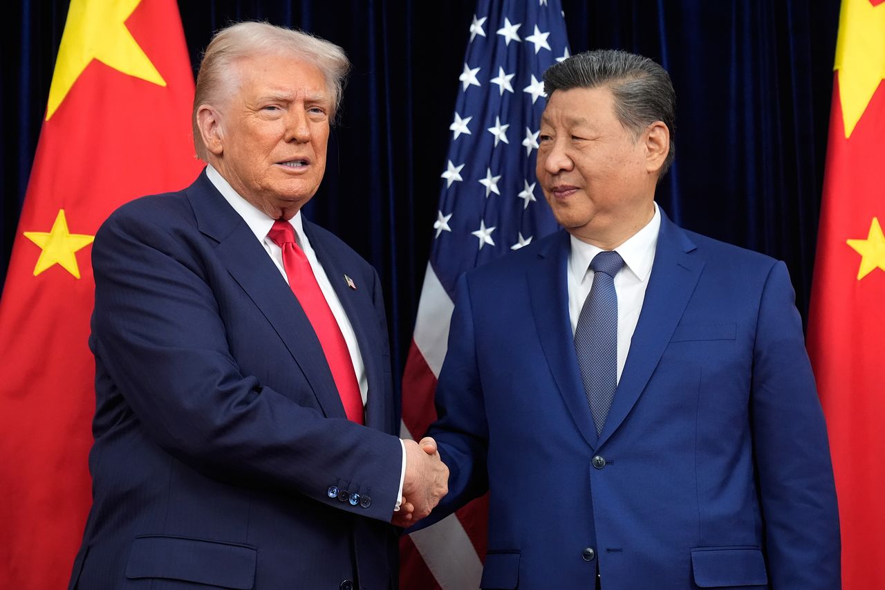 지난해 10월 30일 경북 경주에서 열린 아시아태평양경제협력체(APEC) 정상회의를 계기로 김해국제공항에서 양자 정상회담을 가진 도널드 트럼프 미국 대통령(왼쪽)과 시진핑 중국 국가주석. AP=연합뉴스