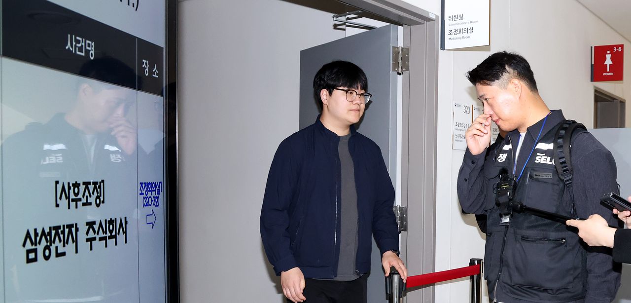 최승호 초기업노동조합 삼성전자지부 위원장이 11일 세종시 중앙노동위원회에서 열린 삼정전자 사후조정 회의를 위해 조정회의실로 입장하고 있다. 뉴스1