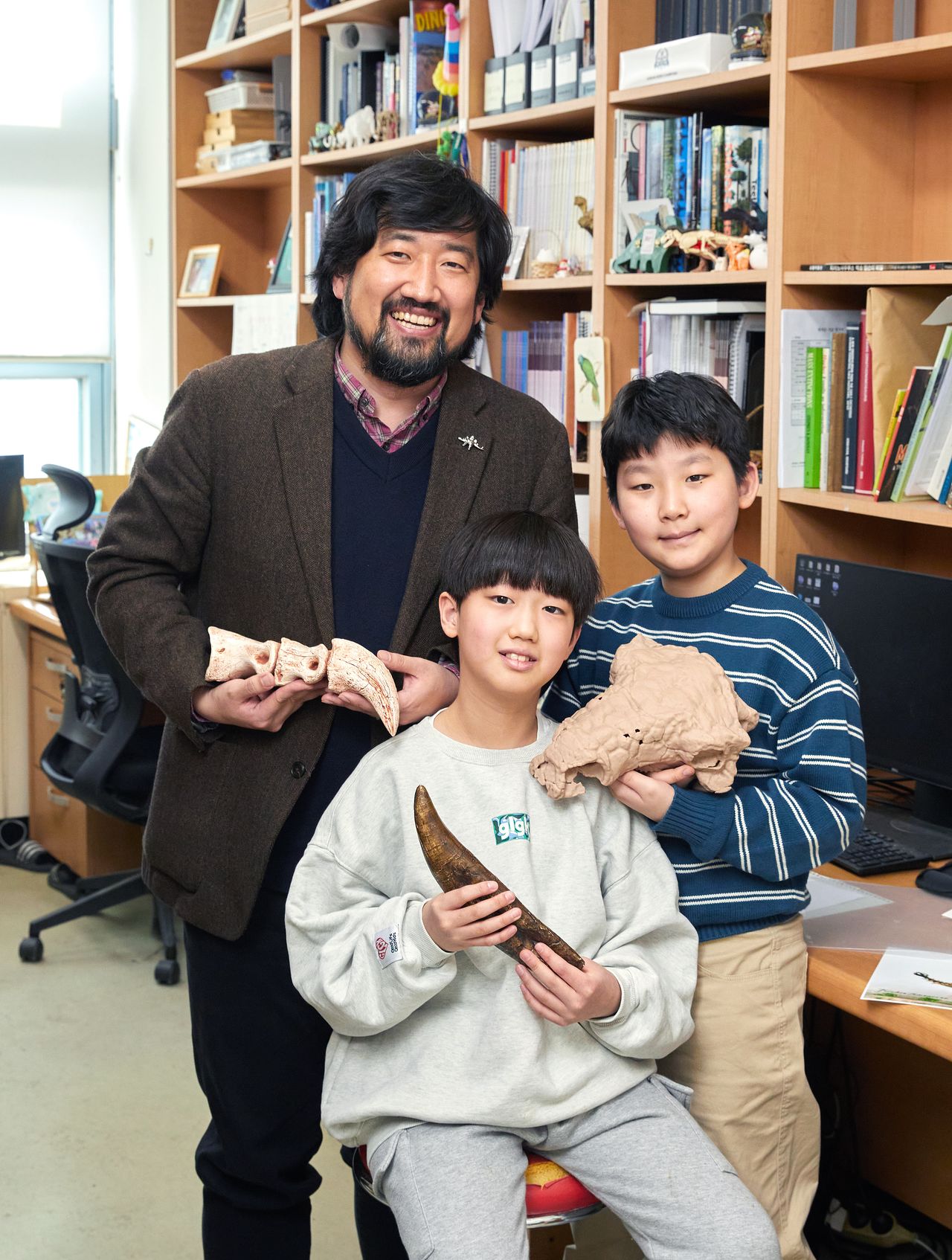 과거와 현재 그리고 미래를 잇기 위해 다양한 화석 연구를 진행 중인 서울대학교 대학원 지구환경과학부 박진영(맨 왼쪽) 박사와 인터뷰를 진행한 송유준(가운데)·김도윤 학생기자.