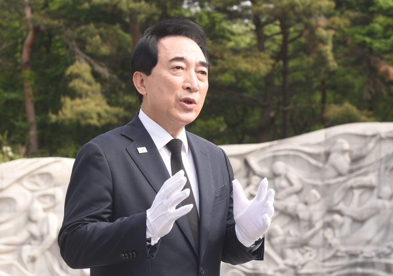 박수현 더불어민주당 충남도지사 후보가 6.3 지방선거를 앞두고 7일 충남 천안 독립기념관 추모의자리에서 참배를 마치고 발언하고 있다. 뉴스1