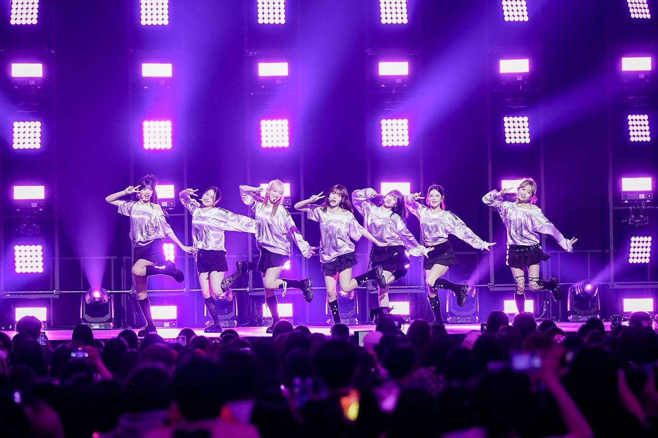 CJ ENM이 요시모토흥업과 손잡고 만든 LAPONE 소속 ME:I(미아이). '프로듀스 101 JAPAN'을 통해 2024년 데뷔했다. CJ ENM