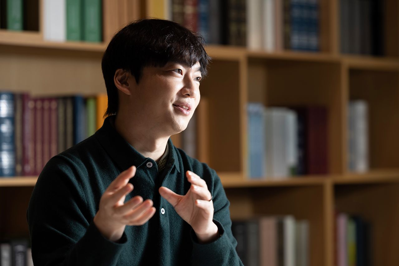 2018년 신한카드에 입사한 한정수 연두컴퍼니 대표는 투자로 순자산 35억원을 달성한 뒤 2021년 29세의 나이로 퇴사했다. 현재 콘텐트 제작사 연두컴퍼니를 창업해 숏폼 드라마 ‘한번만 차주라!’ 등을 연출했다. 저서로는 『나는 투자로 30년을 벌었다』 등이 있다. 전민규 기자