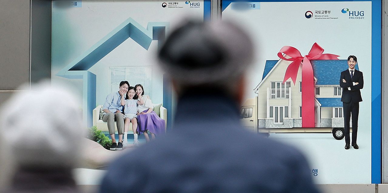 가계대출 관리 정책으로 금융권 주택담보대출 등은 줄어든 반면 실수요자와 중·저신용자의 대출 절벽 우려도 커지고 있다. 뉴스1