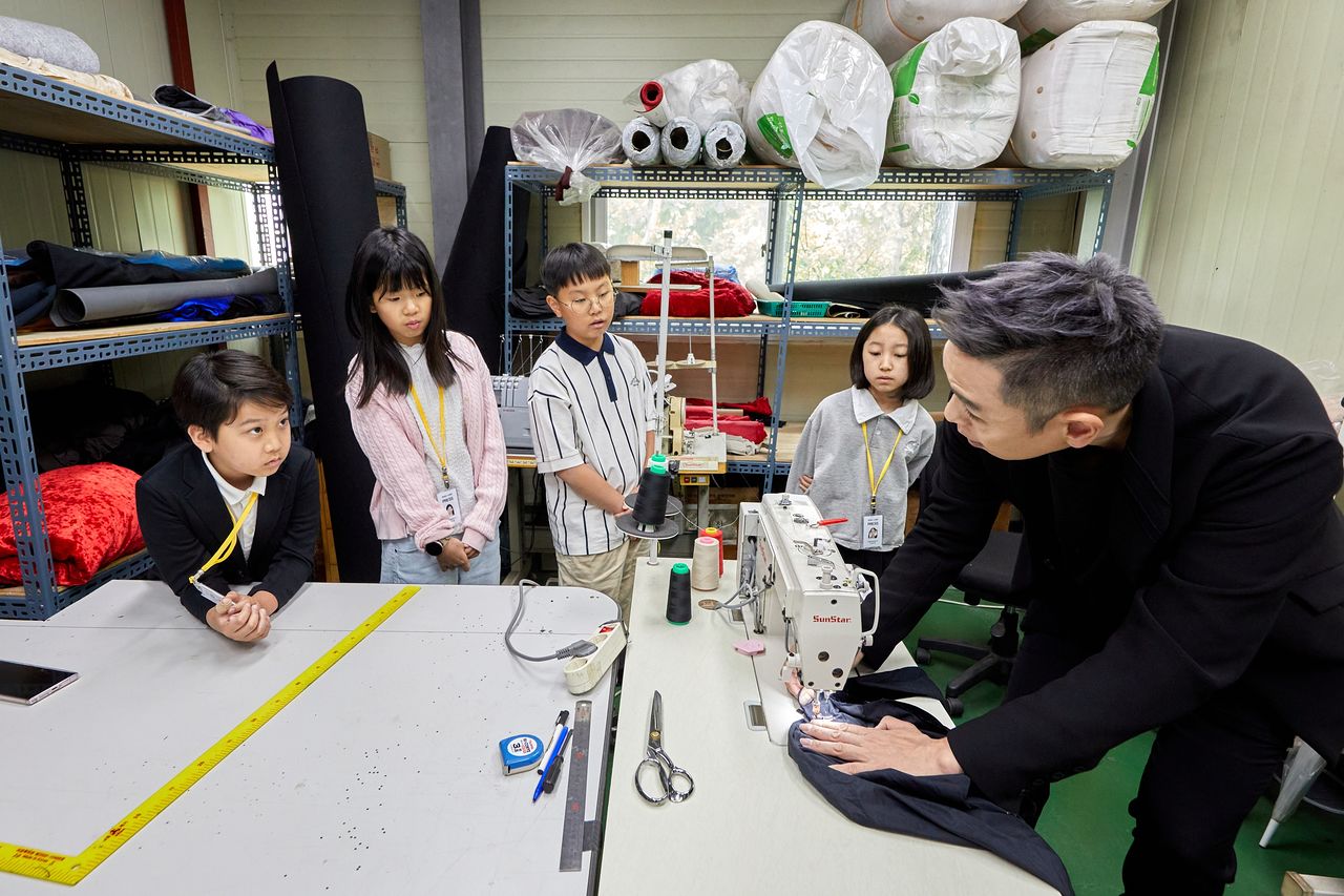 각종 천과 재봉틀이 있는 원단 수선실에서 이은결이 직접 재봉틀로 수선하는 과정을 보여줬다.