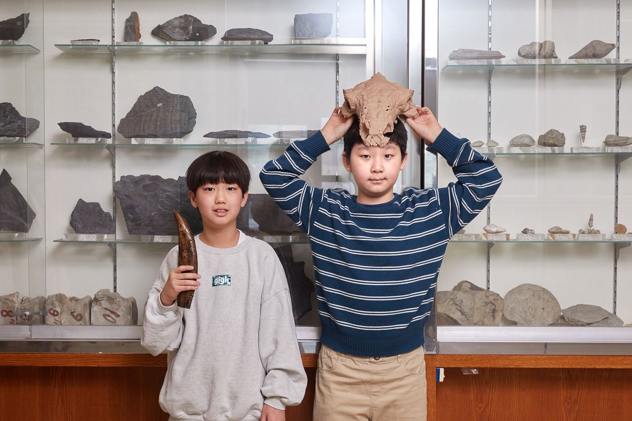  화석과 공룡 연구를 통해 지구 생태계 변화를 알게 되는 점이 신기했다는 송유준(왼쪽)·김도윤 학생기자.